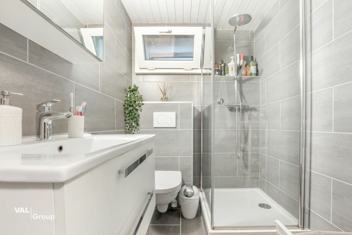 Kleines Mehrfamilienhaus mit 3 Wohnungen à 2,5 Zimmer im Herzen des Dorfes, mit einer Bruttorendite von 4,5 %