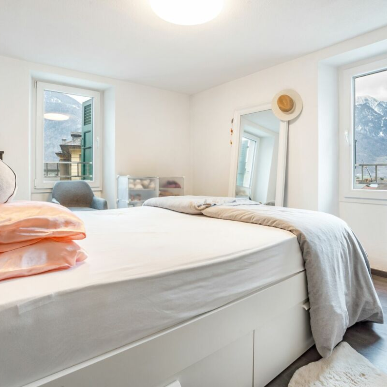 Kleines Mehrfamilienhaus mit 3 Wohnungen à 2,5 Zimmer im Herzen des Dorfes, mit einer Bruttorendite von 4,5 %