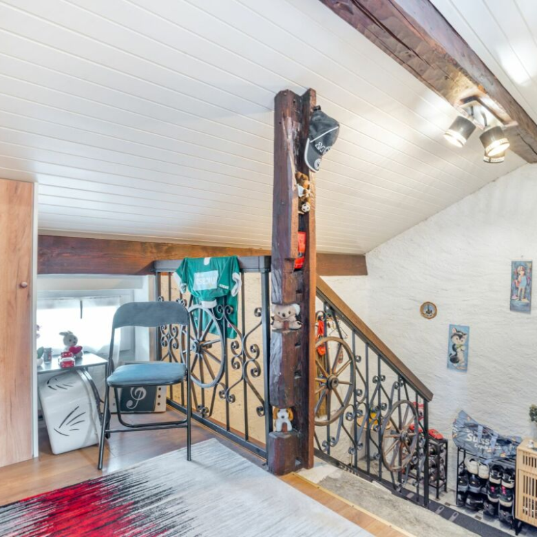 Kleines Mehrfamilienhaus mit 3 Wohnungen à 2,5 Zimmer im Herzen des Dorfes, mit einer Bruttorendite von 4,5 %