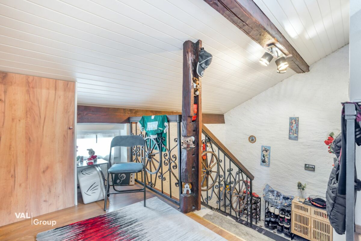 Kleines Mehrfamilienhaus mit 3 Wohnungen à 2,5 Zimmer im Herzen des Dorfes, mit einer Bruttorendite von 4,5 %
