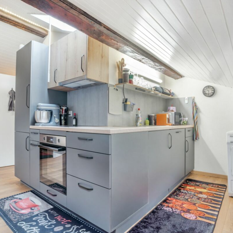 Kleines Mehrfamilienhaus mit 3 Wohnungen à 2,5 Zimmer im Herzen des Dorfes, mit einer Bruttorendite von 4,5 %
