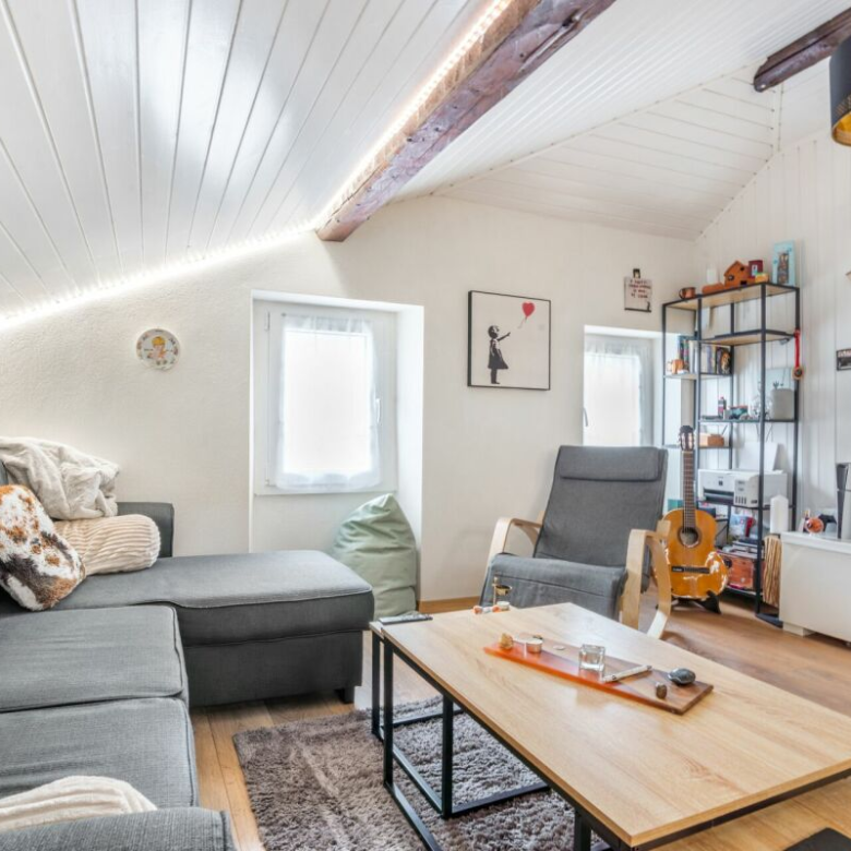 Kleines Mehrfamilienhaus mit 3 Wohnungen à 2,5 Zimmer im Herzen des Dorfes, mit einer Bruttorendite von 4,5 %