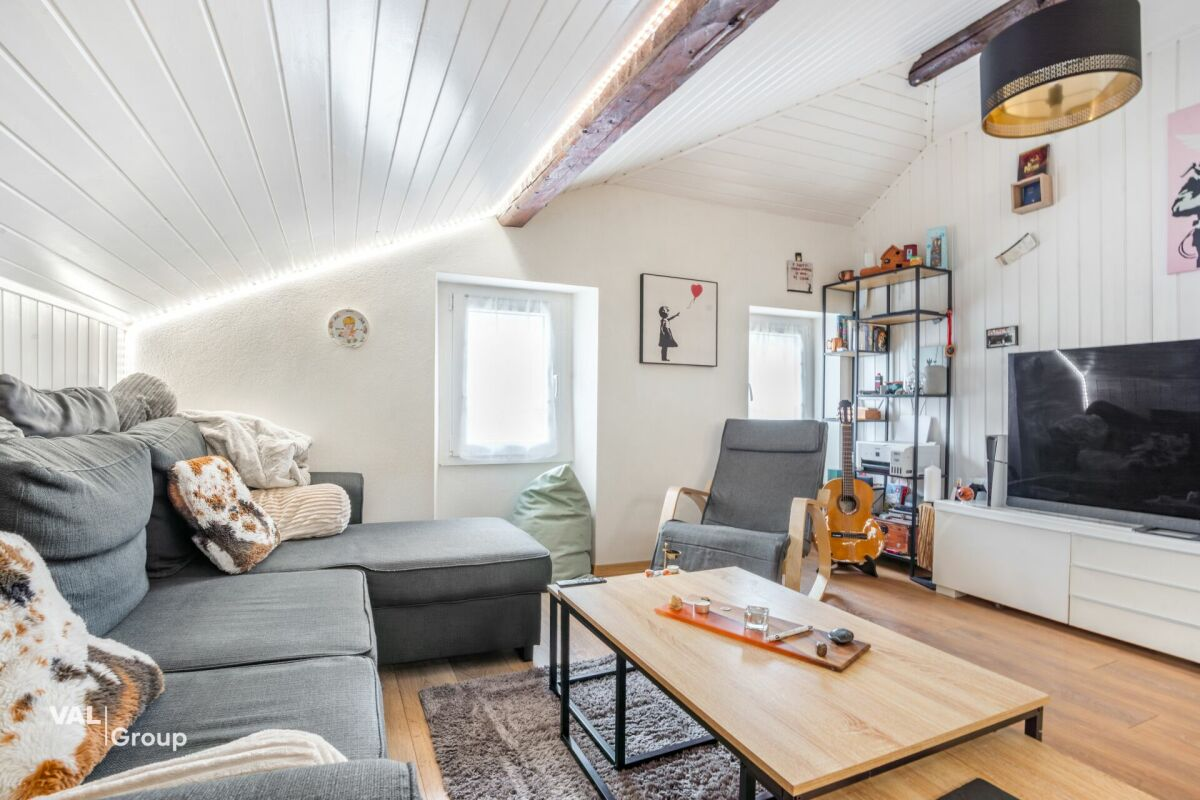 Kleines Mehrfamilienhaus mit 3 Wohnungen à 2,5 Zimmer im Herzen des Dorfes, mit einer Bruttorendite von 4,5 %