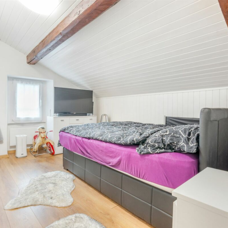 Kleines Mehrfamilienhaus mit 3 Wohnungen à 2,5 Zimmer im Herzen des Dorfes, mit einer Bruttorendite von 4,5 %