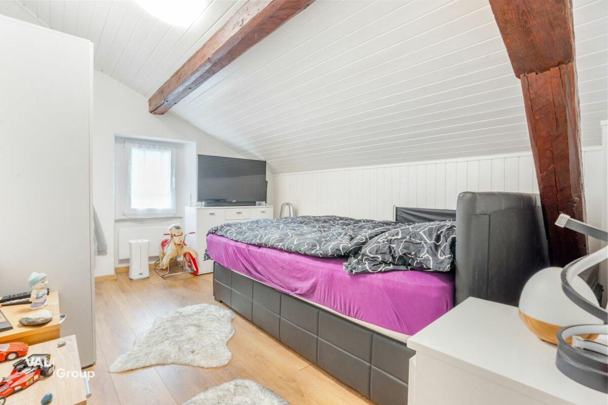 Kleines Mehrfamilienhaus mit 3 Wohnungen à 2,5 Zimmer im Herzen des Dorfes, mit einer Bruttorendite von 4,5 %