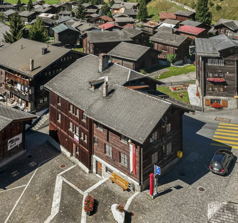 Immeuble d'habitation au charme rétro, projet de rénovation offrant des possibilités d'exploitation rentables