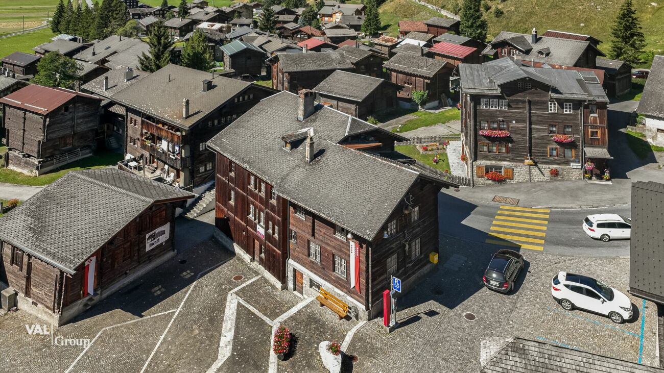 Immeuble d'habitation au charme rétro, projet de rénovation offrant des possibilités d'exploitation rentables