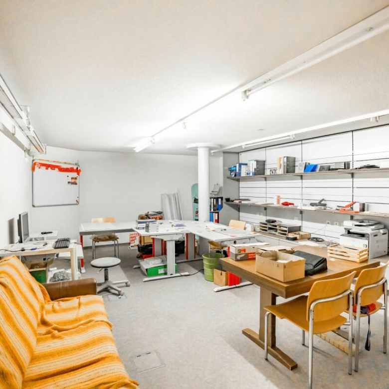 Immeuble attrayant comprenant un rez-de-chaussée et un sous-sol, bénéficiant d'un emplacement privilégié en centre-ville à Viège