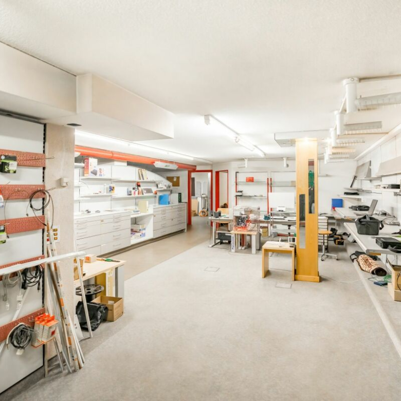 Immeuble attrayant comprenant un rez-de-chaussée et un sous-sol, bénéficiant d'un emplacement privilégié en centre-ville à Viège