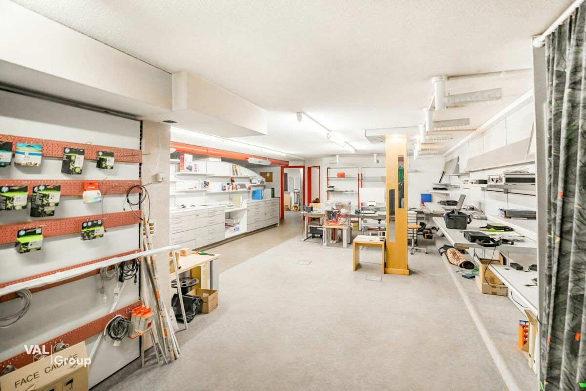 Immeuble attrayant comprenant un rez-de-chaussée et un sous-sol, bénéficiant d'un emplacement privilégié en centre-ville à Viège