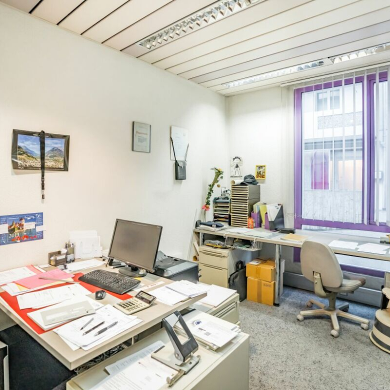 Immeuble attrayant comprenant un rez-de-chaussée et un sous-sol, bénéficiant d'un emplacement privilégié en centre-ville à Viège