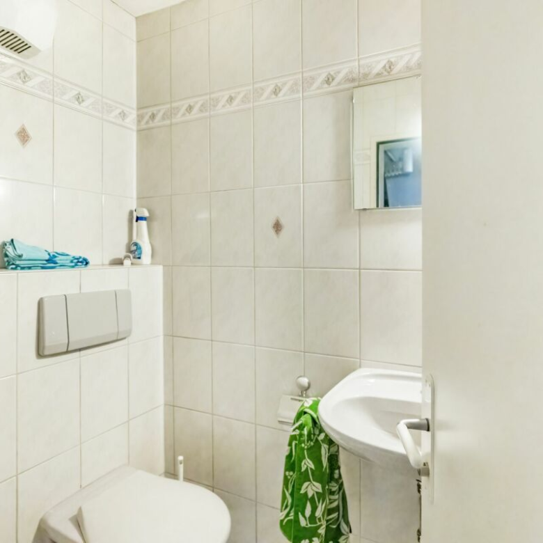 Immeuble attrayant comprenant un rez-de-chaussée et un sous-sol, bénéficiant d'un emplacement privilégié en centre-ville à Viège