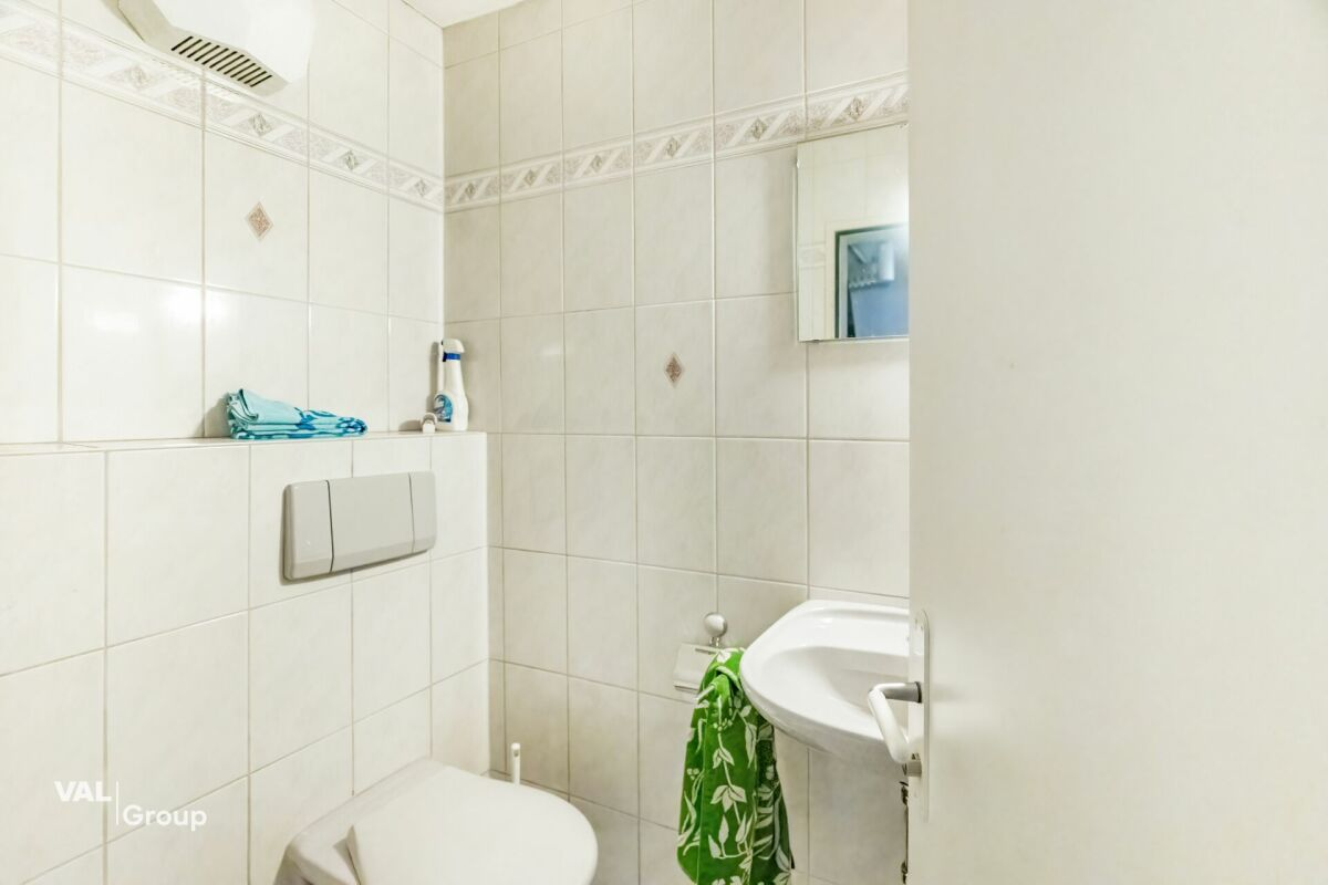 Immeuble attrayant comprenant un rez-de-chaussée et un sous-sol, bénéficiant d'un emplacement privilégié en centre-ville à Viège