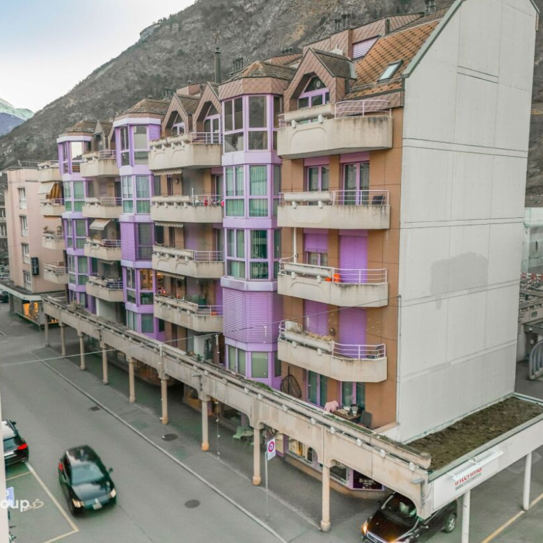 Immeuble attrayant comprenant un rez-de-chaussée et un sous-sol, bénéficiant d'un emplacement privilégié en centre-ville à Viège
