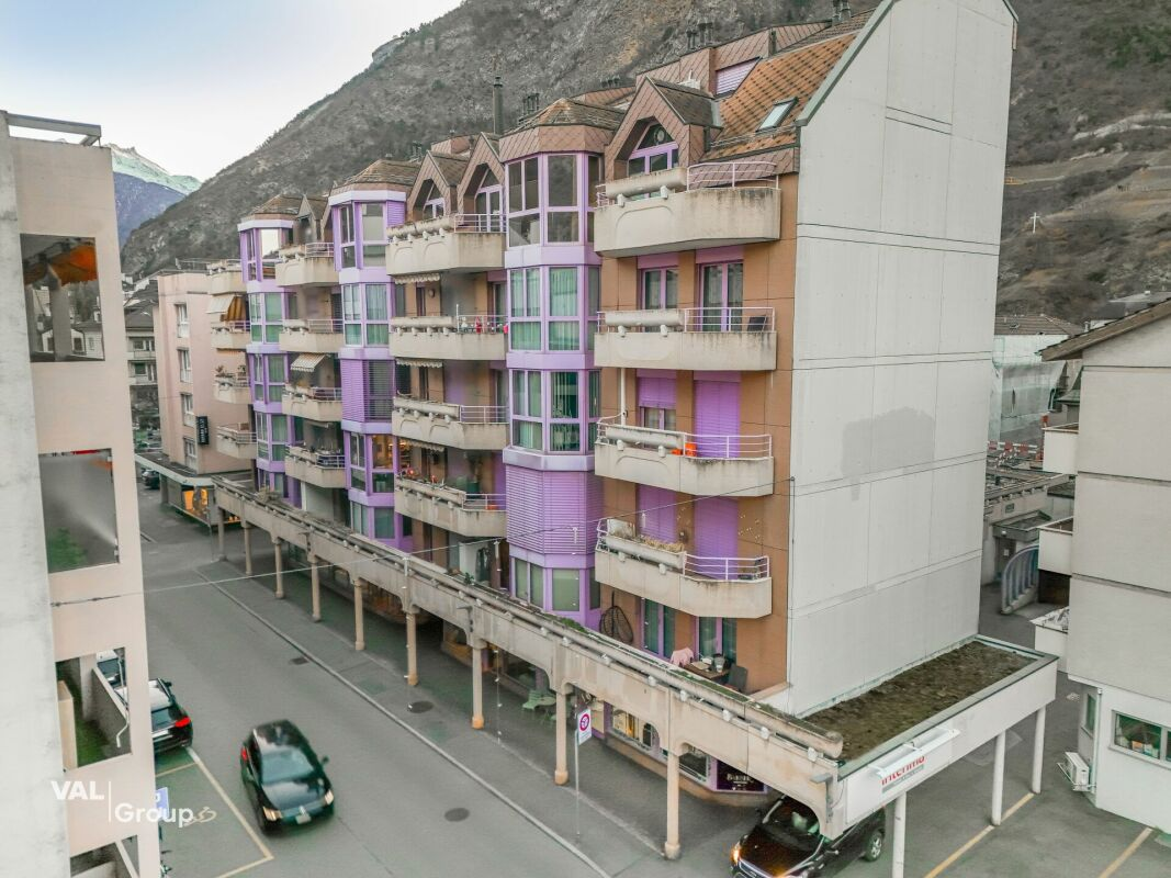 Immeuble attrayant comprenant un rez-de-chaussée et un sous-sol, bénéficiant d'un emplacement privilégié en centre-ville à Viège