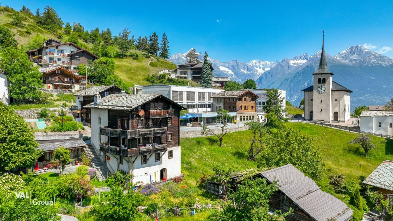 Geräumiges Haus mit zwei Wohnungen und Bauland
