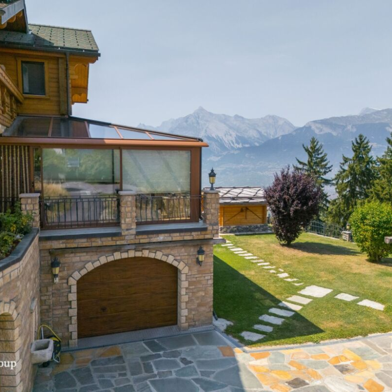 Chalet with exceptional panorama, enhanced by love and passion