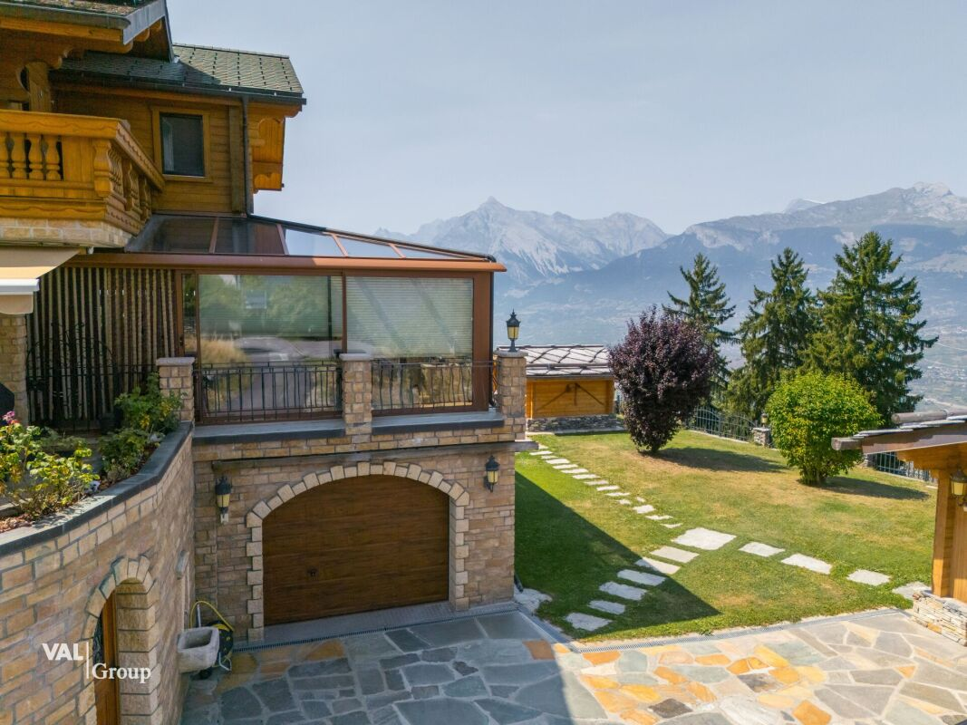 Chalet with exceptional panorama, enhanced by love and passion