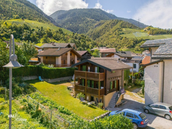Charmant petit chalet avec un grand jardin, en plein cœur du village