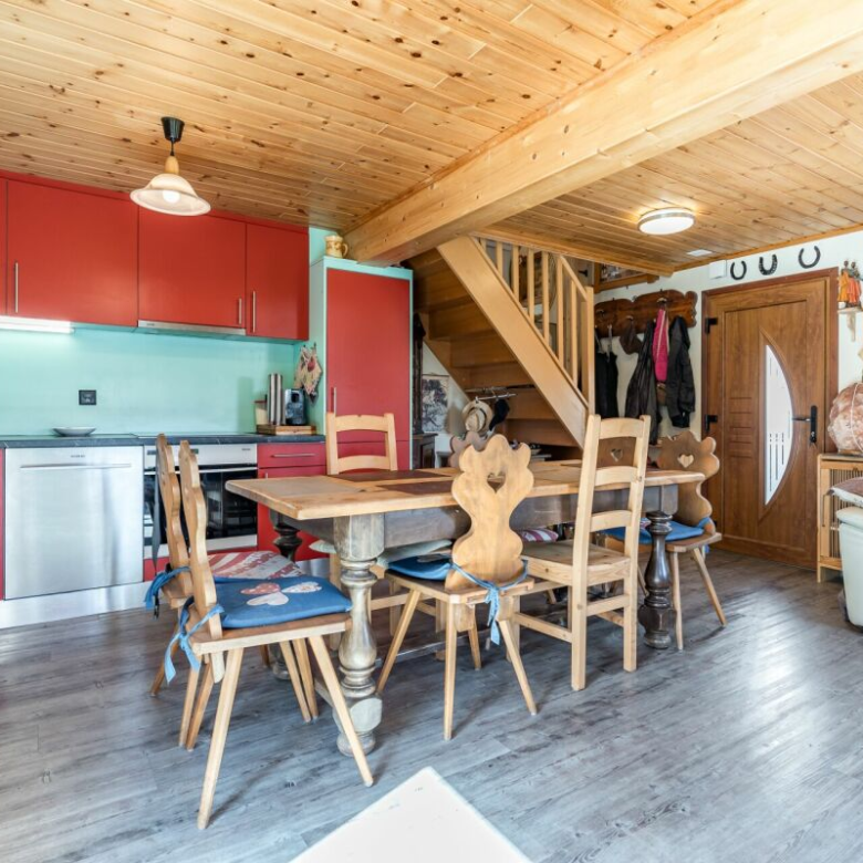Charmant petit chalet avec un grand jardin, en plein cœur du village