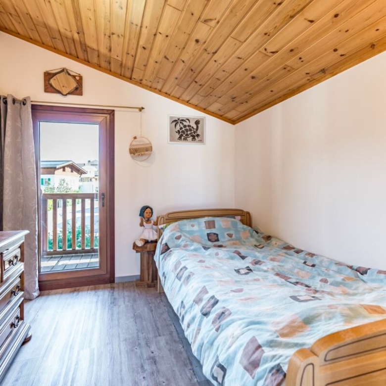 Charmant petit chalet avec un grand jardin, en plein cœur du village