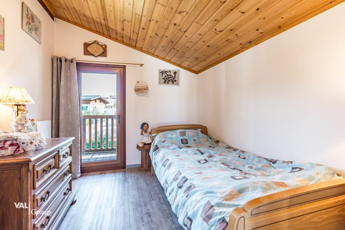 Charmant petit chalet avec un grand jardin, en plein cœur du village