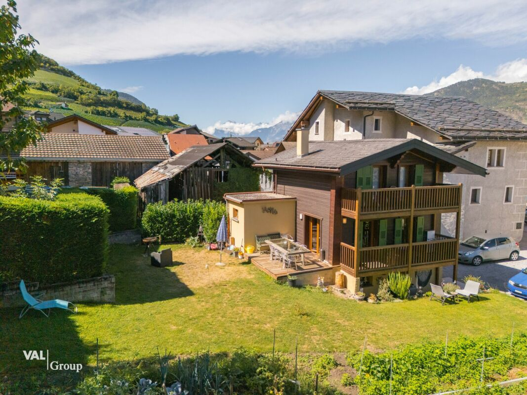 Charmant petit chalet avec un grand jardin, en plein cœur du village