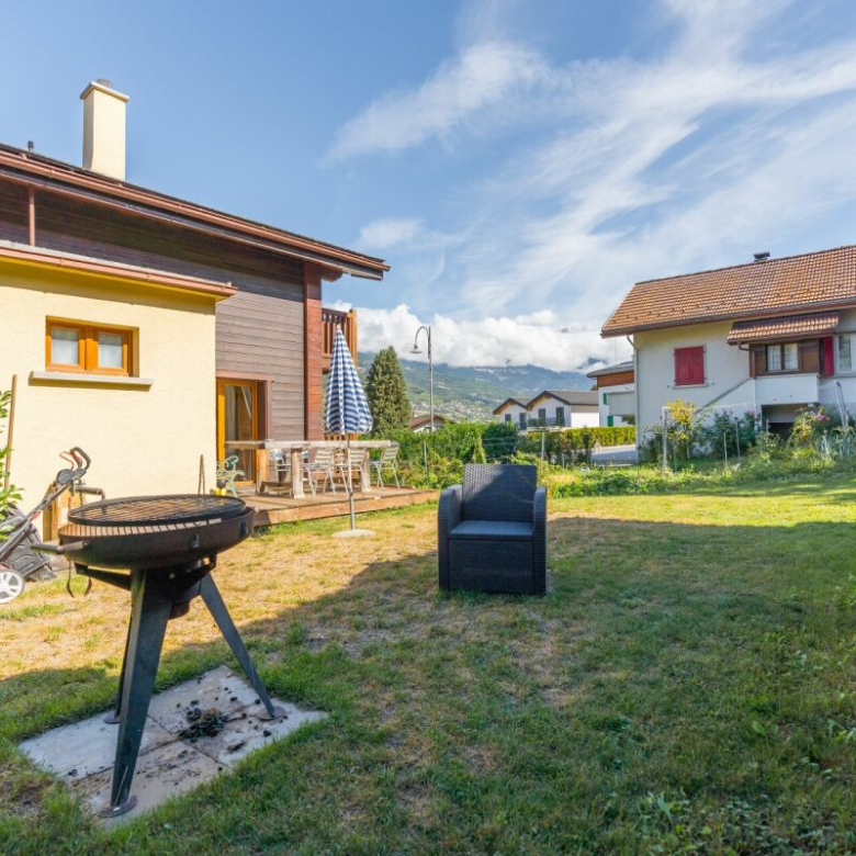 Charmant petit chalet avec un grand jardin, en plein cœur du village