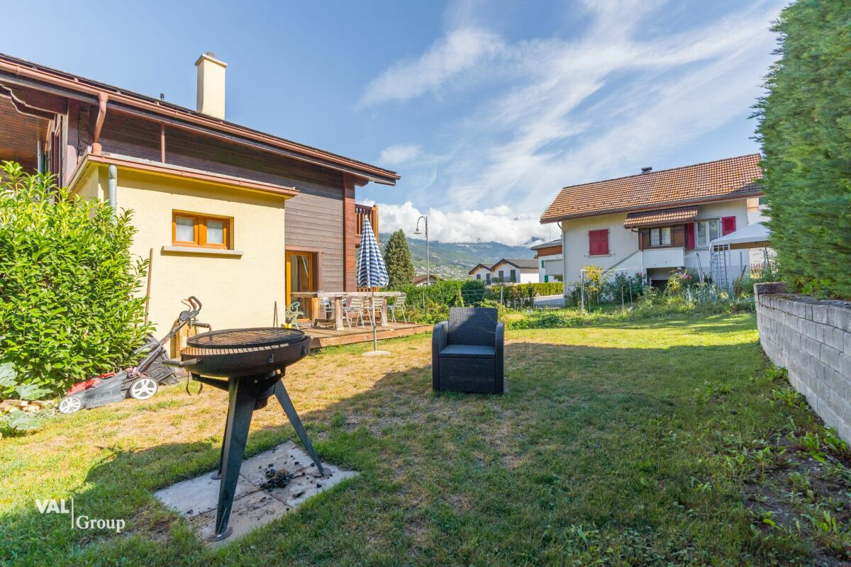 Charmant petit chalet avec un grand jardin, en plein cœur du village