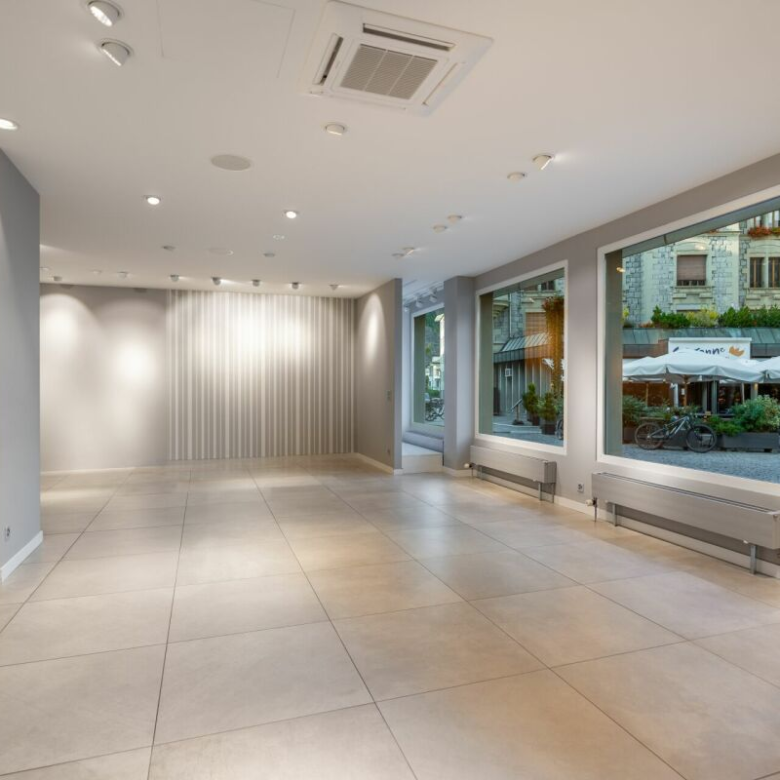 Commercial and office space on Brig’s central square – 2 floors, storefront, air-conditioned