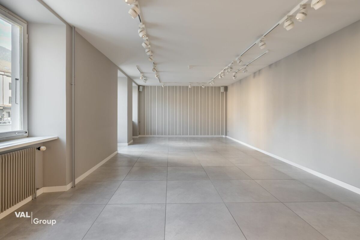 Commercial and office space on Brig’s central square – 2 floors, storefront, air-conditioned