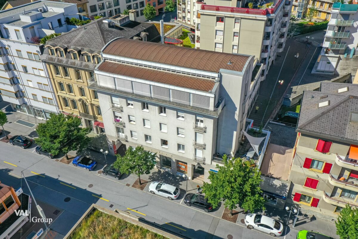 Ideally located commercial premises