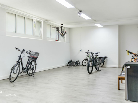 Multipurpose premises located in the heart of Brig
