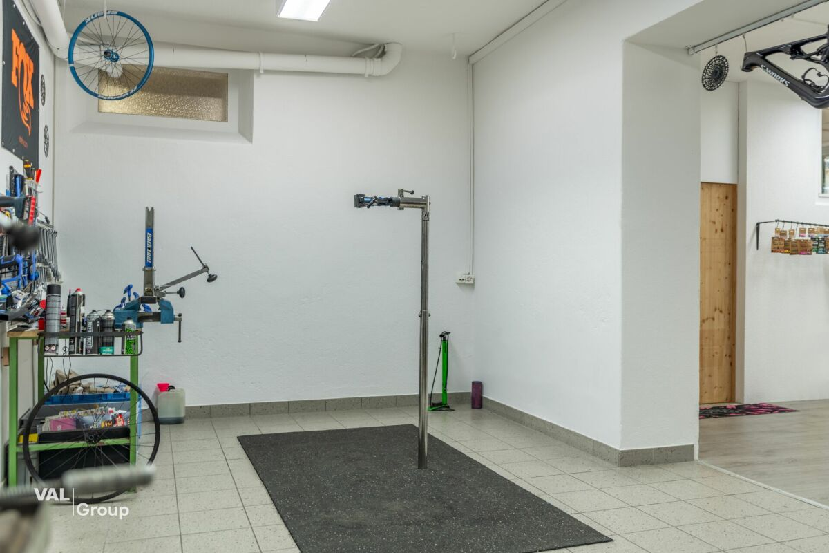 Multipurpose premises located in the heart of Brig