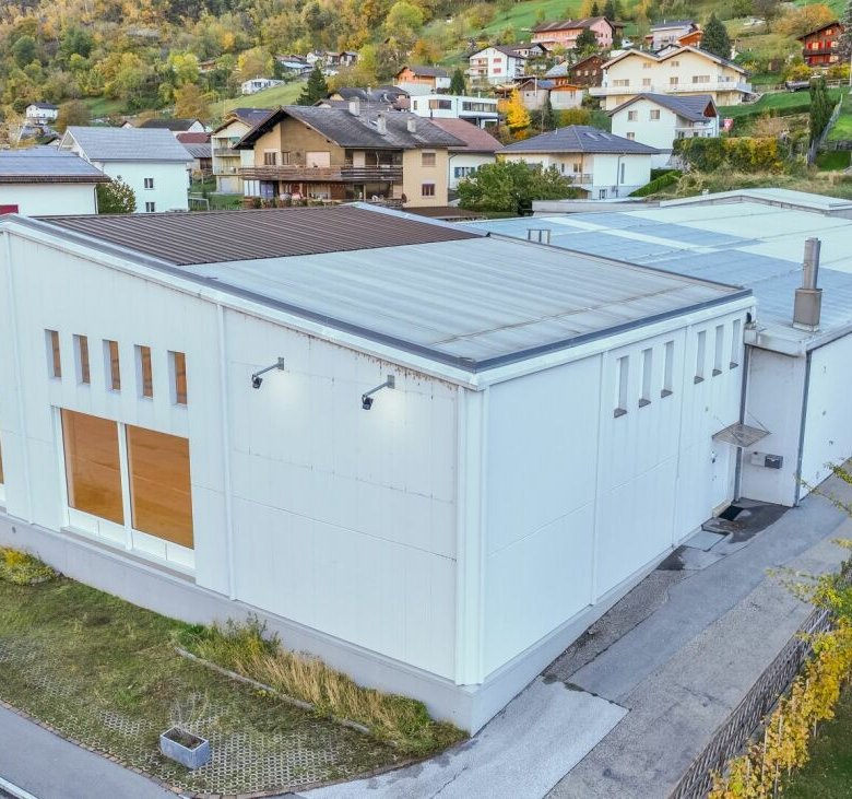 Grand entrepôt à Eyholz - polyvalent et parfaitement desservi