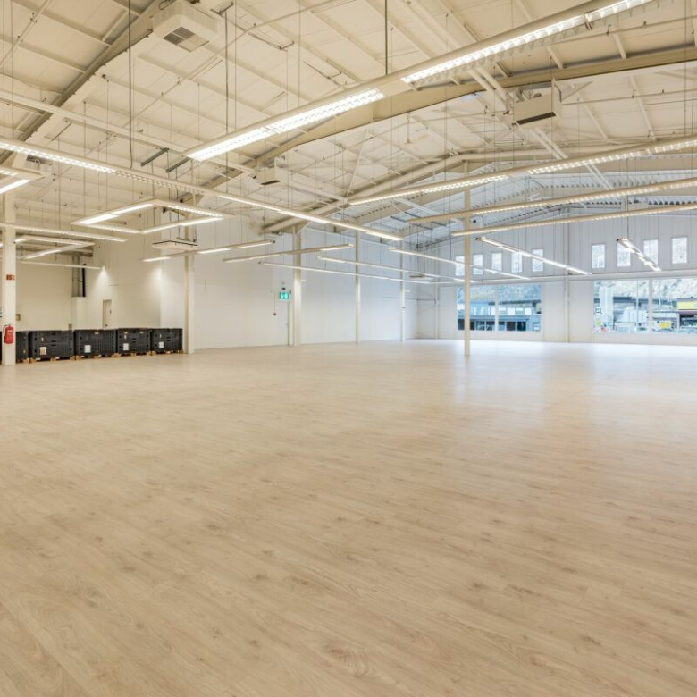 Grand entrepôt à Eyholz - polyvalent et parfaitement desservi