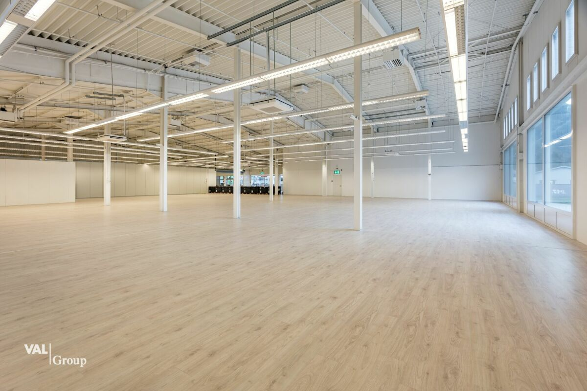 Grand entrepôt à Eyholz - polyvalent et parfaitement desservi