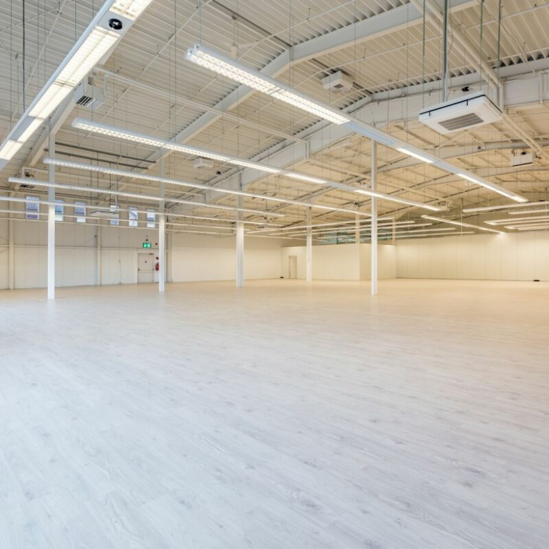 Grand entrepôt à Eyholz - polyvalent et parfaitement desservi