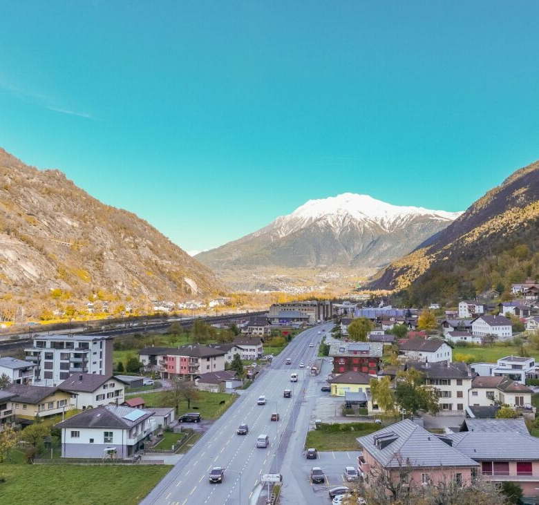 Grand entrepôt à Eyholz - polyvalent et parfaitement desservi