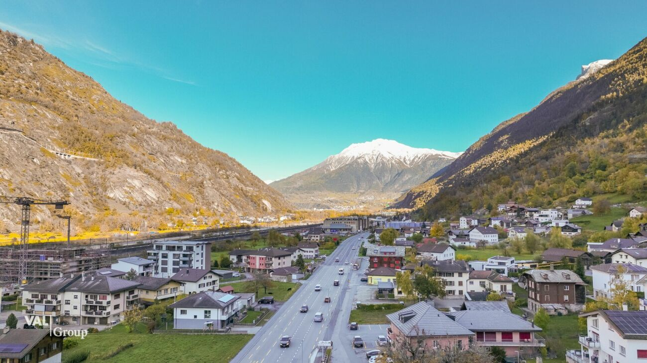 Grand entrepôt à Eyholz - polyvalent et parfaitement desservi