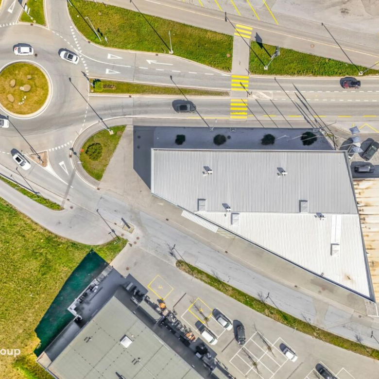 Entrepôt moderne dans le centre commercial «Dreispitz»