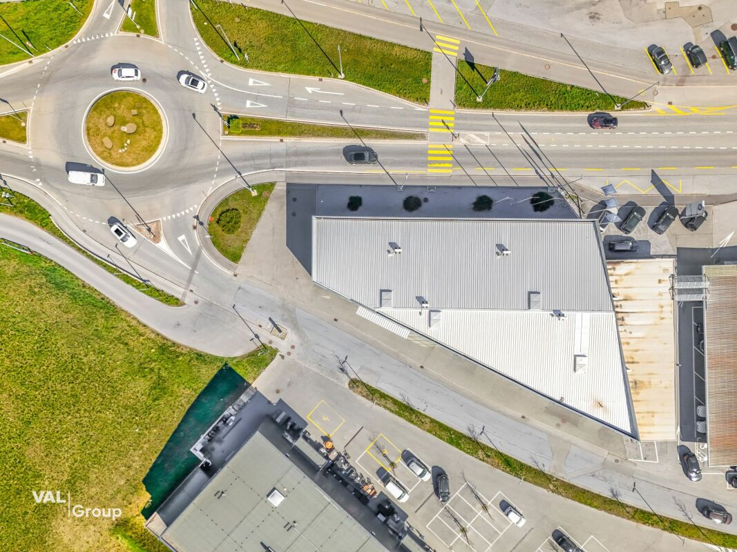 Entrepôt moderne dans le centre commercial «Dreispitz»
