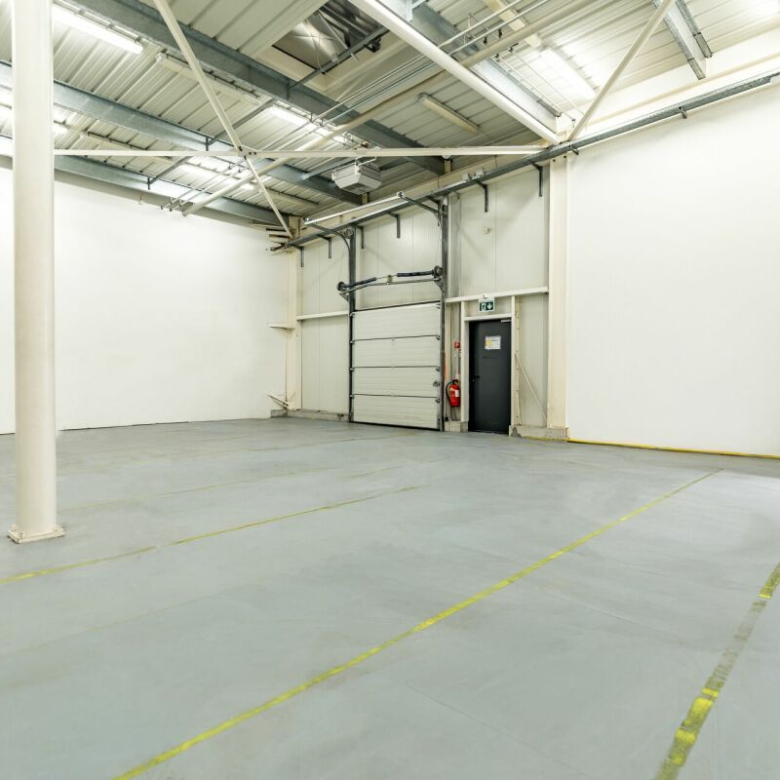 Entrepôt moderne dans le centre commercial «Dreispitz»