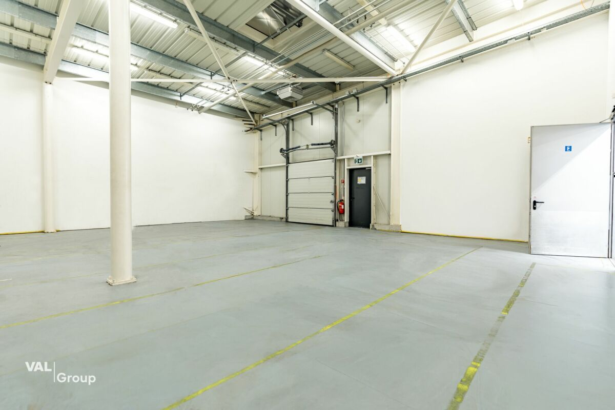 Entrepôt moderne dans le centre commercial «Dreispitz»