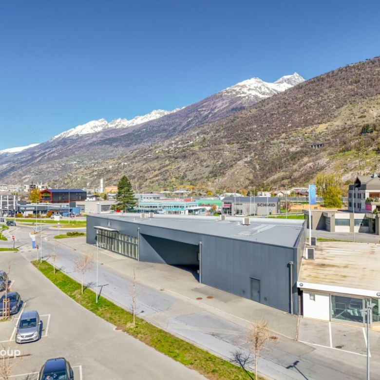 Entrepôt moderne dans le centre commercial «Dreispitz»