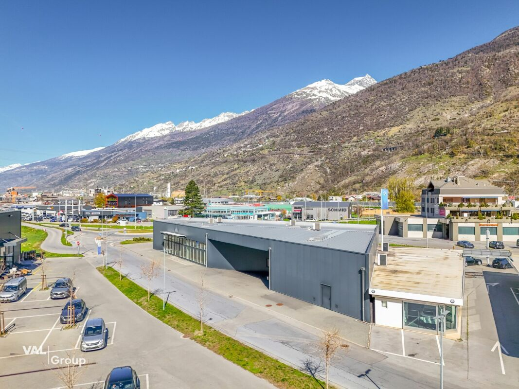 Entrepôt moderne dans le centre commercial «Dreispitz»