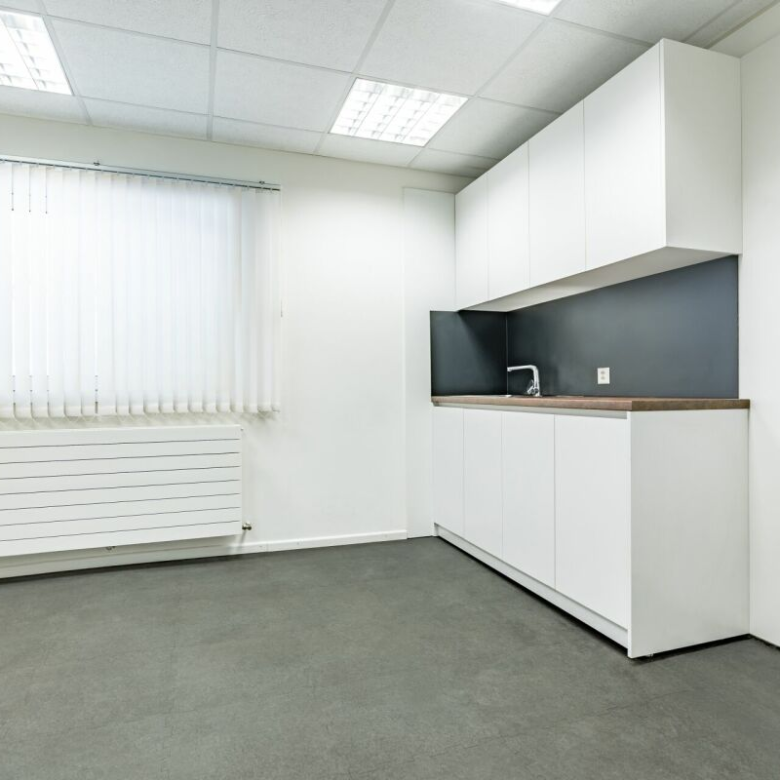 Entrepôt moderne dans le centre commercial «Dreispitz»
