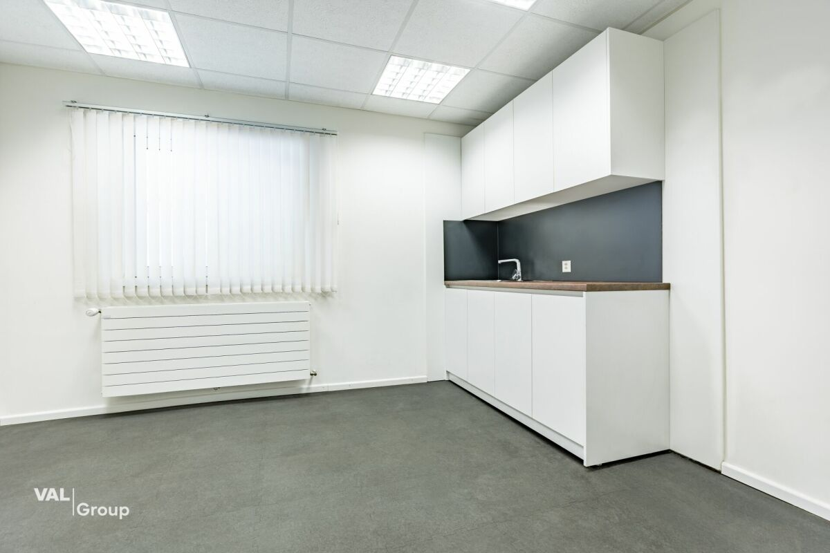 Entrepôt moderne dans le centre commercial «Dreispitz»