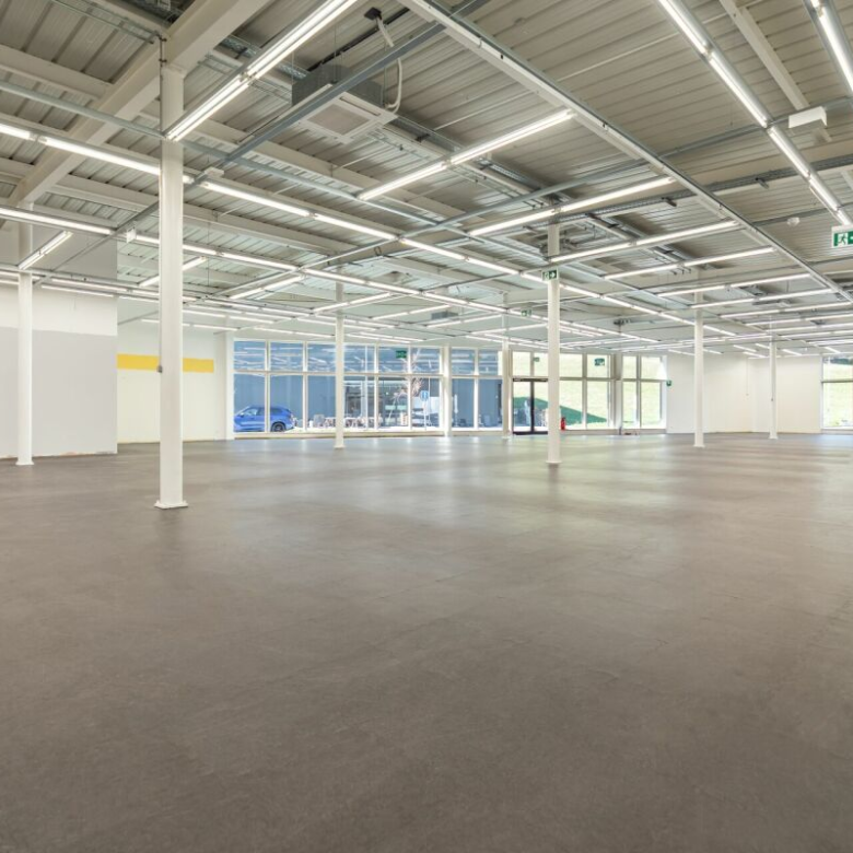 Entrepôt moderne dans le centre commercial «Dreispitz»