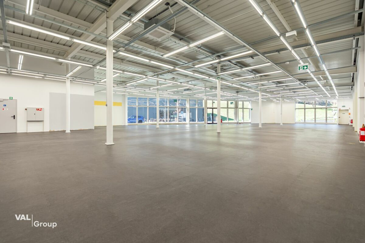 Entrepôt moderne dans le centre commercial «Dreispitz»